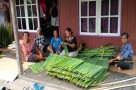 melihat-kerajinan-atap-nipah-yang-terancam-punah-di-kobar-4eS