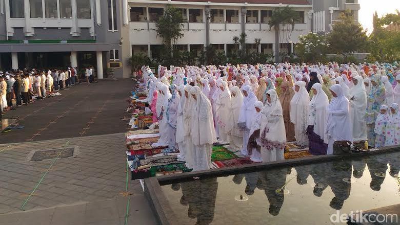 Risma Salat Ied di Halaman Taman Surya